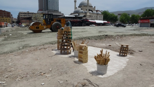 Dükkanın enkazında hayata tutunmaya çalışıyor