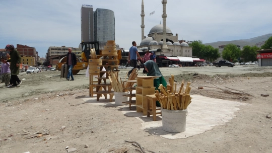 Dükkanın enkazında hayata tutunmaya çalışıyor