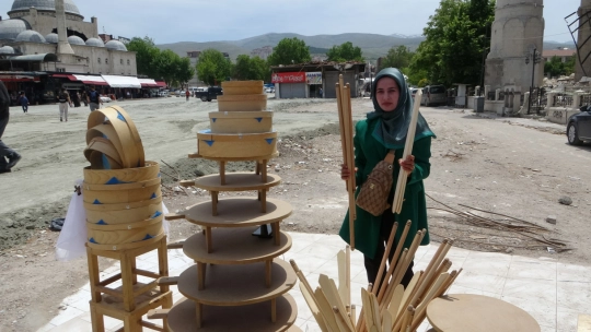 Dükkanın enkazında hayata tutunmaya çalışıyor