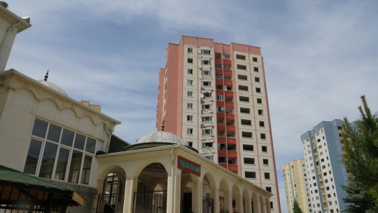 Depremde bir bölümü çöken binayı gören bir daha bakıyor