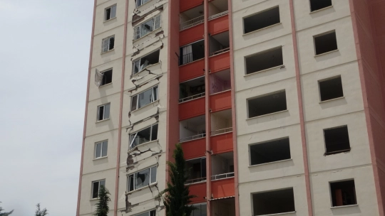 Depremde bir bölümü çöken binayı gören bir daha bakıyor