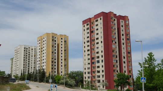 Depremde bir bölümü çöken binayı gören bir daha bakıyor