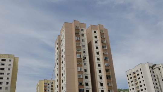 Depremde bir bölümü çöken binayı gören bir daha bakıyor