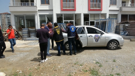 Ofis basan öfkeli baba ortalığı savaş alanına çevirdi