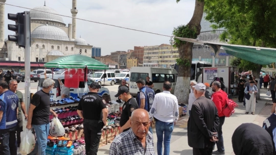 Malatya'da çarşı merkezinde kaldırımlardaki tezgahlar kaldırılıyor