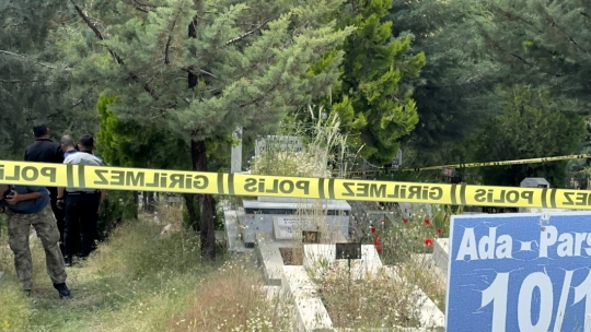 24 yıl önce ölen kardeşinin mezarı başında canına kıydı