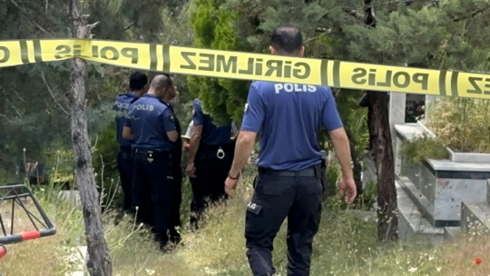 24 yıl önce ölen kardeşinin mezarı başında canına kıydı