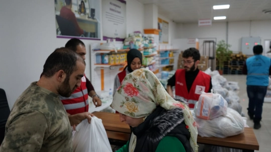 Depremzedelere toplamda 110 bin paket yardım dağıtıldı