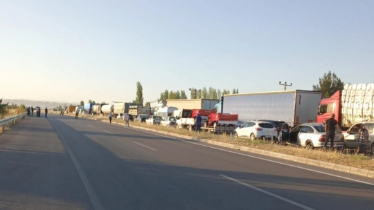 Kaza sonrası yola devrilen yüksek gerilim hattı direği trafiği kilitledi