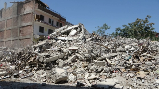 Ağır hasarlı binaların yıkıldığı Aslantepe Caddesi tarlaya döndü