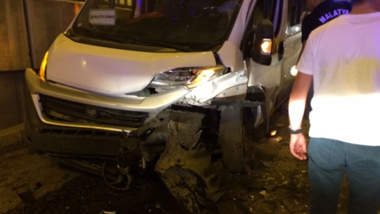 Minibüs ile otomobil çarpıştı: 2 yaralı