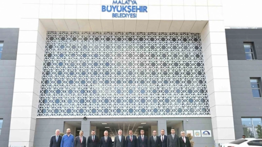 Bakan Bak: 'Çok modern ve kayısı için önemli bir merkez'