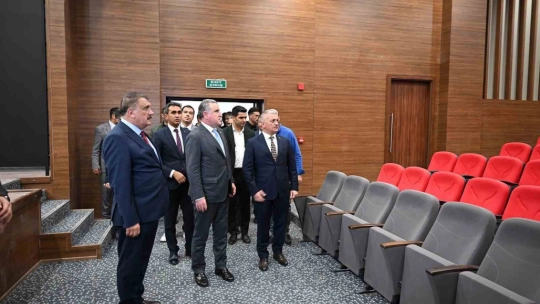 Bakan Bak: 'Çok modern ve kayısı için önemli bir merkez'