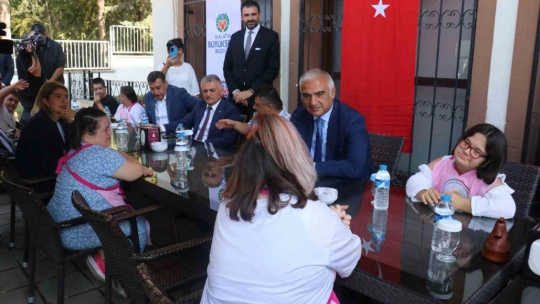 Bakan Ersoy Malatya'da temaslarda bulundu