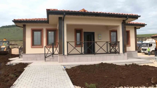 Bakan Özhaseki'den tamamlanan köy evlerine ziyaret