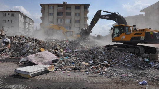 Malatyalılar: Enkaz kaldırma çalışmaları kısa sürede bitirilmeli