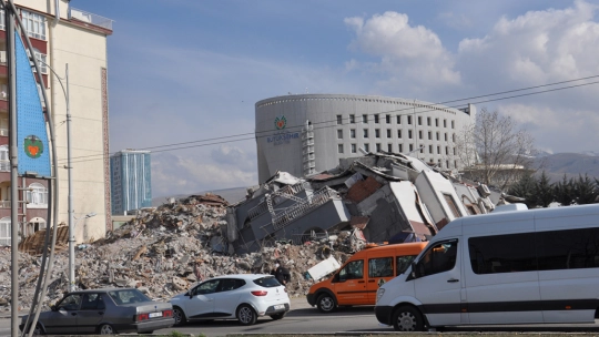 Malatyalılar: Enkaz kaldırma çalışmaları kısa sürede bitirilmeli