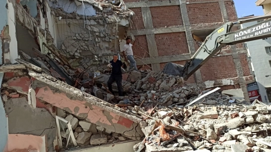 Bina enkazında mahsur kalan yavru kediyi itfaiye kurtardı