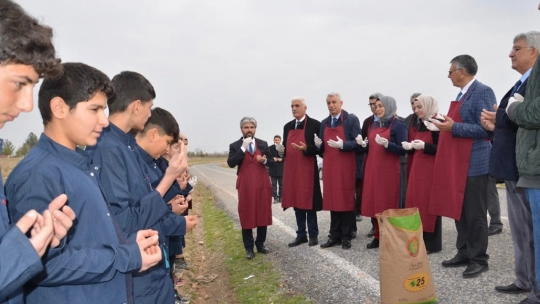 Malatyalı öğrenciler buğday ekimi yaptı
