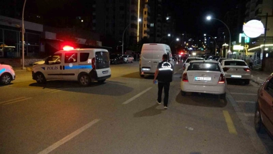 Cadde ortasında husumetlisine kurşun yağdırdı: 1 ağır yaralı