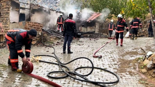 Malatya'da çıkan yangında ev ile ağıl küle döndü