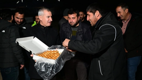 Çınar, gece mesaisi yapan personeli yalnız bırakmadı