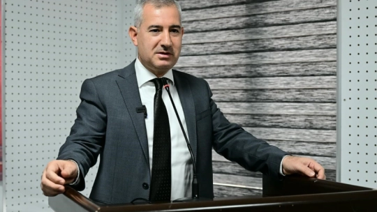 Çınar, öğrencilere TYT ve AYT hazırlık seti dağıttı