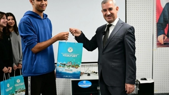 Çınar, öğrencilere TYT ve AYT hazırlık seti dağıttı