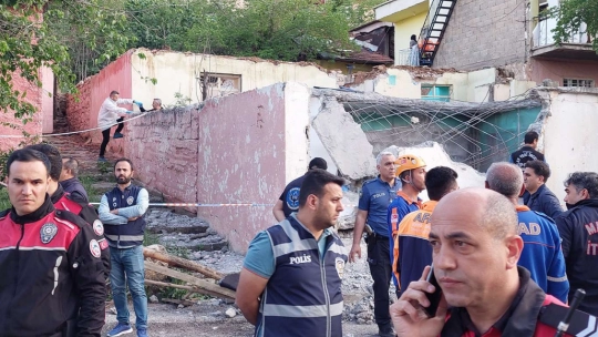 Malatya'da metruk evde göçük: Bir ölü bir yaralı