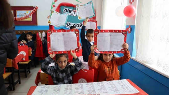 Deprem bölgesi Malatya'da karne heyecanı