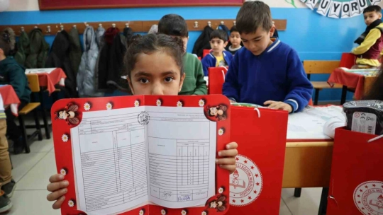 Deprem bölgesi Malatya'da karne heyecanı