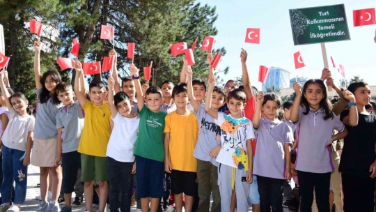 Deprem bölgesi Malatya'da yeni eğitim-öğretim başladı