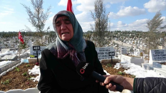 Depremde oğlunu, gelinini ve torunlarını kaybeden yaşlı kadın mezarlıktan ayrılamıyor
