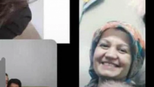 Depremde oğlunu, gelinini ve torunlarını kaybeden yaşlı kadın mezarlıktan ayrılamıyor