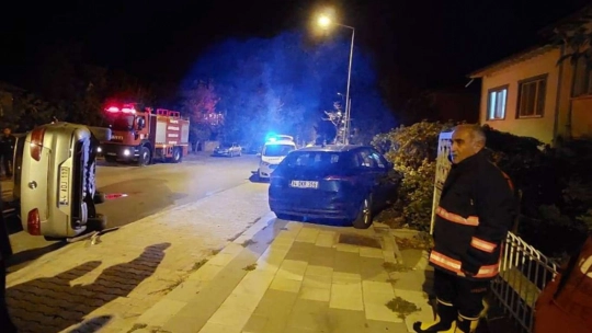 Direksiyon hakimiyetini kaybeden sürücü park halindeki araca çarptı: 4 yaralı