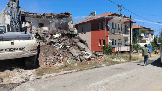 Doğanşehir'de ağır hasarlı binaların yıkımı sürüyor