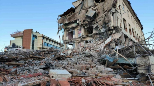 Doğanşehir'de hasarlı kamu binaları yıkılıyor