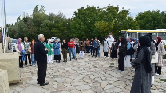 'Gençlerle Malatya Tarihine Yolculuk' konulu gezi programı düzenledi