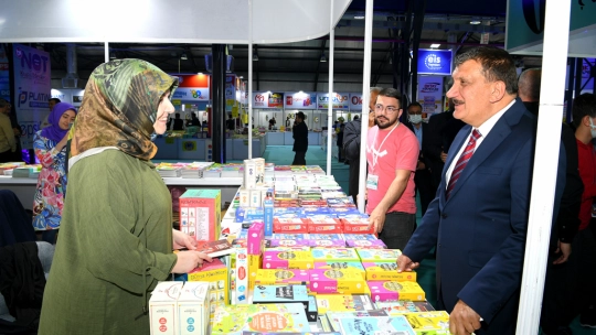 Selahattin Gürkan Kitap Fuarını Gezdi