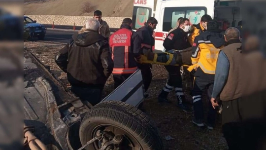 Malatya'da takla atan otomobildeki 2 kişi yaralandı