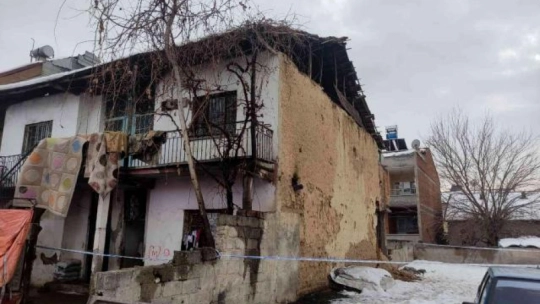 Eriyen kar sonrası kerpiç evin duvarı çöktü