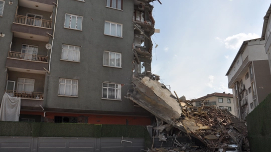 Malatyalılar: Enkaz kaldırma çalışmaları kısa sürede bitirilmeli