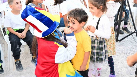 Güder depremzede çocukların eğlencesine ortak oldu