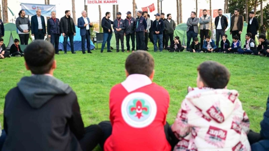 Güder, izcilerin kampına katıldı
