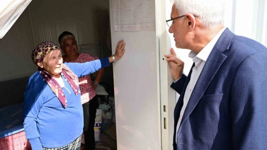 Güder ve Milletvekili Ölmeztoprak depremzedeleri yalnız bırakmıyor