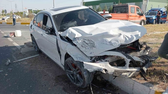 Hafif ticari araç ile otomobil çarpıştı: 3 yaralı
