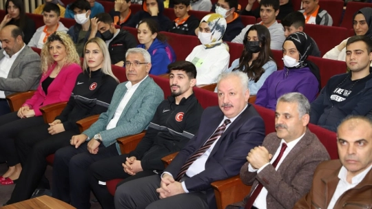 Budapeşte Şampiyonları Battalgazi'deki Gençlerle Buluştu