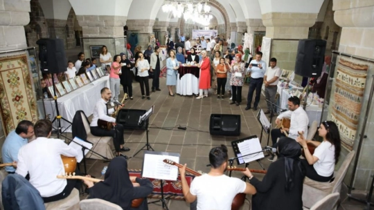 Kursiyerlerin El Emeği Ürünleri Kervansaray'da Sergileniyor