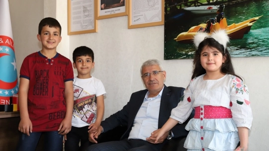 Başkan Güder'den Diriliş Hareketi Şehit ve Gazi Aileleri Dayanışma Derneğine ziyaret