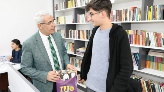 Başkan Güder, Öğrencilere Eğitim Seti Hediye Etti
